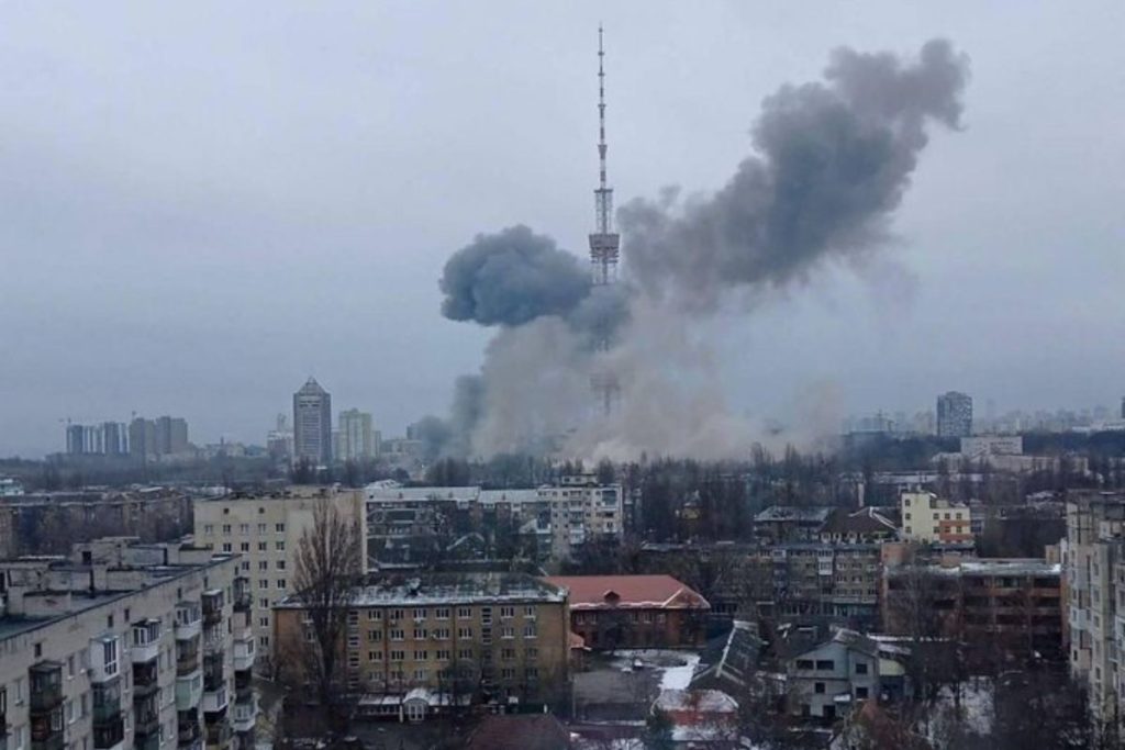 Forças russas atacam torre de televisão em Kiev, na Ucrânia