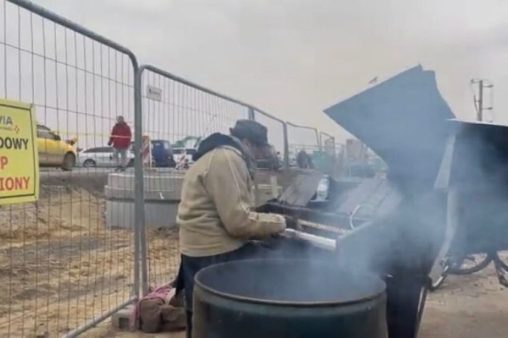 homem-toca-piano-para-receber-ucranianos-na-fronteira-com-a-polonia