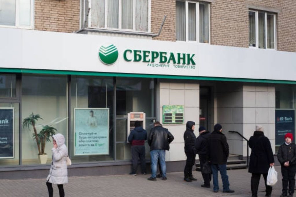 maior-banco-da-russia-anuncia-saida-do-mercado-europeu