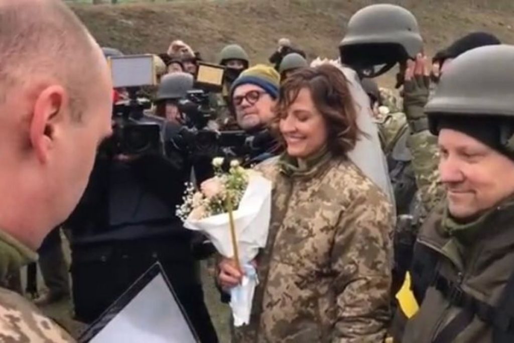 militares-ucranianos-se-casam-em-meio-a-guerra