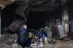 moradores-de-kiev-tentam-defender-a-cidade