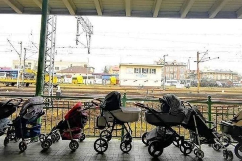polonesas-doam-carrinhos-de-bebe-para-criancas-da-ucrania