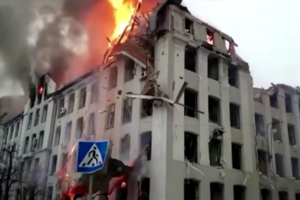 Rússia ataca delegacia em Kharkiv e fica tomada por chamas