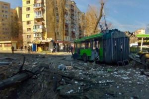 russos-atacam-edificio-residencial-em-kiev