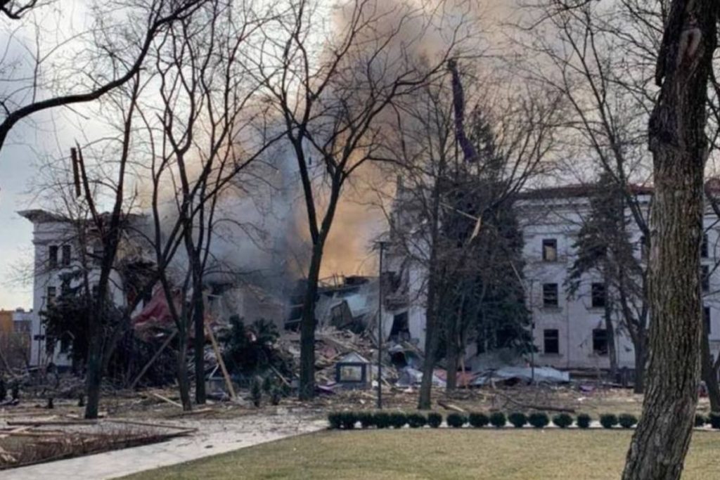 Teatro onde pessoas se abrigavam em Mariupol, na Ucrânia, é bombardeado