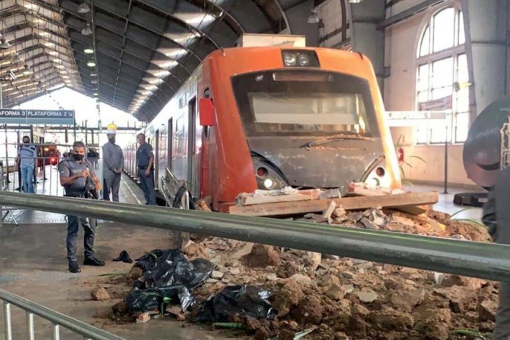 Trem da Linha 8 - Diamante bate contra barreira de proteção em São Paulo