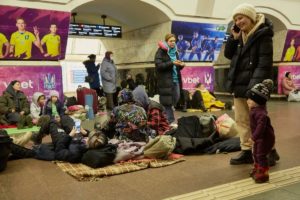Ucranianos acampam em estação de metrô, à espera de ataque russo