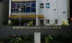 Polícia faz ação contra PMs suspeitos de tráfico de armas no Rio