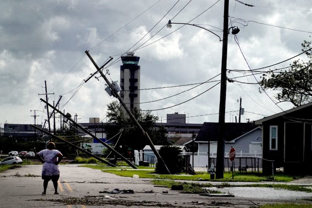 Ao gravar vídeo de tempestade, morador dos Estados Unidos é atingido por tornado