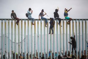 EUA prendem 210 mil migrantes na fronteira com o México em março