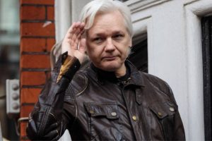 O fundador da WikiLeaks, Julian Assange, de 52 anos, se livrou por ora da ameaça de extradição para os Estados Unidos.