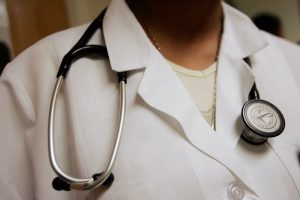 Medo de represália desencoraja médicos a denunciarem planos à ANS