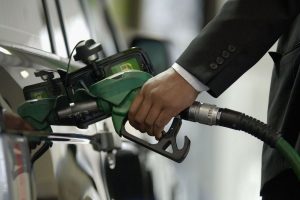 Preço da gasolina bate novo recorde e chega a R$ 8 em São Paulo