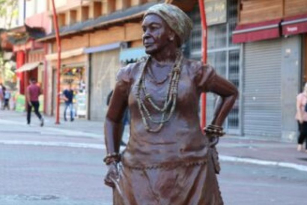 São Paulo ganha estátua da sambista Madrinha Eunice