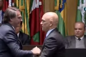 Bolsonaro cumprimenta Moraes durante posse de ministros do TST