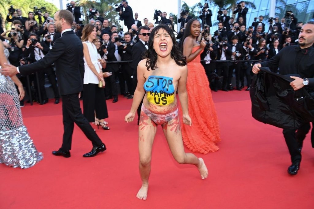 manifestante-pintada-com-cores-da-ucrania-e-expulsa-do-tapete-vermelho-de-cannes