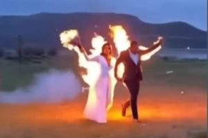 Noivos entram em casamento em chamas