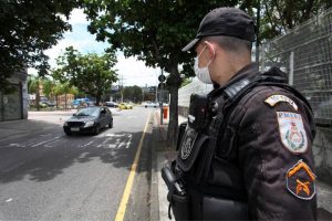 policiais-militares-do-rio-comecam-a-usar-cameras-em-uniformes