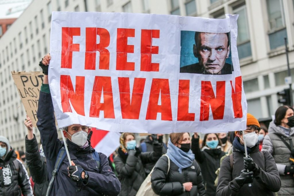 russia-confirma-nove-anos-de-prisao-a-navalny-que-chama-putin-de-ladrao-louco-ao-vivo