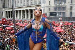 Zé Neto, cantor pró-Bolsonaro, critica Anitta durante show