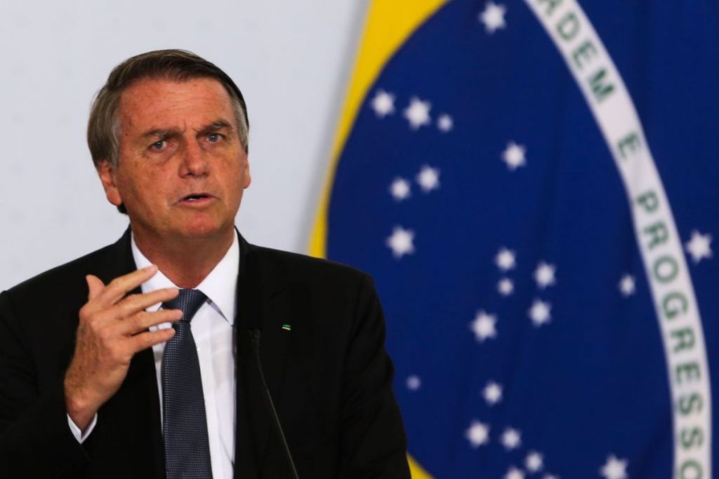 Aumento do Auxílio Brasil pode superar efeitos da pandemia, diz Bolsonaro