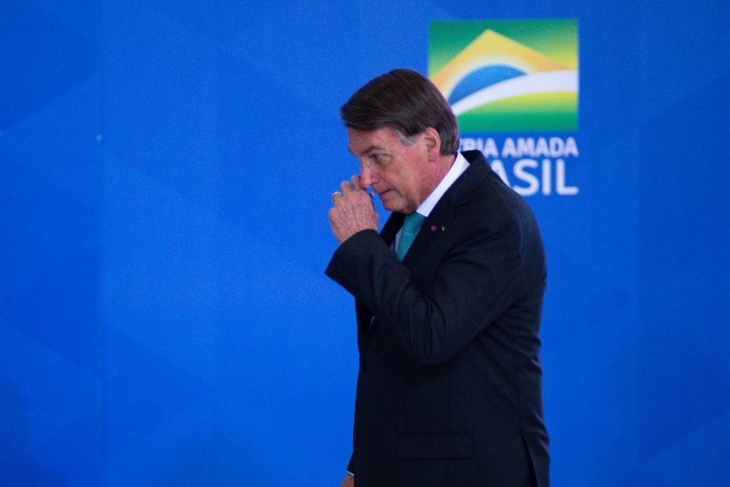Bolsonaro sanciona projeto que limita ICMS sobre combustíveis