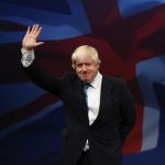 Boris Johnson vence moção de desconfiança e segue no cargo