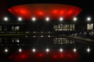 Congresso iluminado em vermelho lembra Dia Mundial do Doador de Sangue