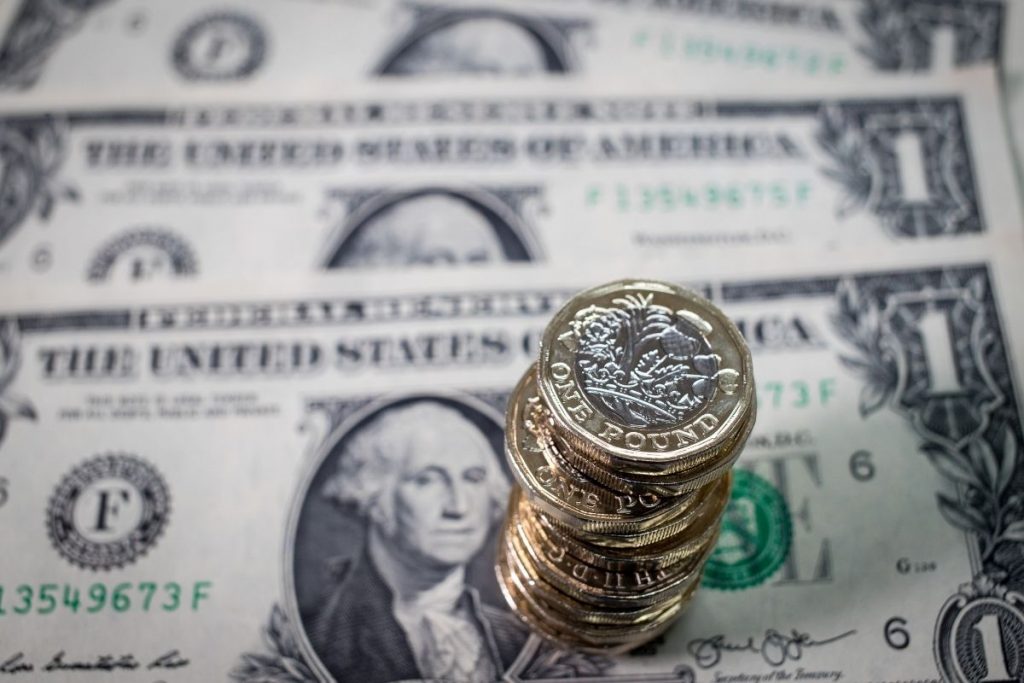 Dólar sobe para R$ 5,26 e fecha no maior valor desde fevereiro