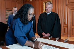 Ketanji Brown Jackson é a 1ª juíza negra a tomar posse na Suprema Corte dos EUA