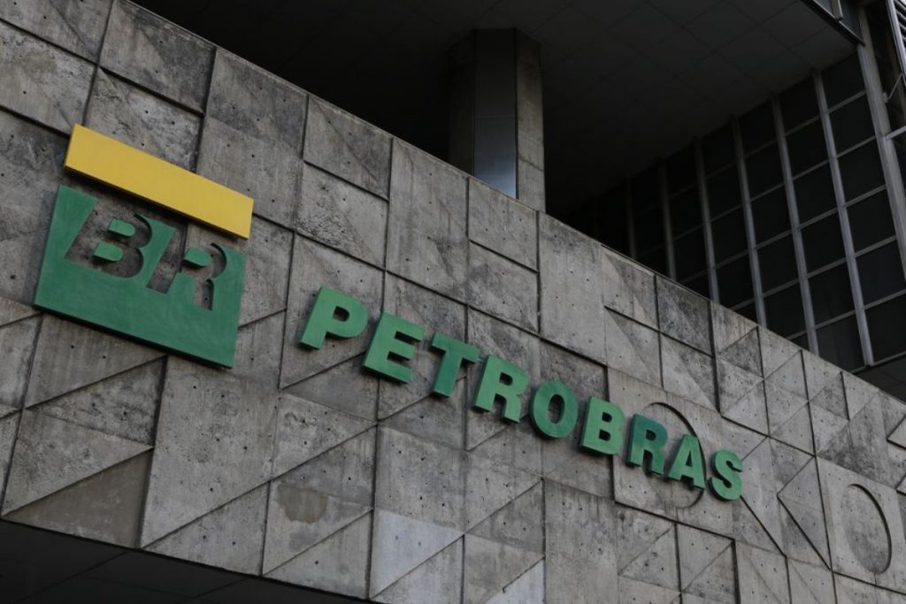 Ministro diz que governo não pode interferir nos preços da Petrobras