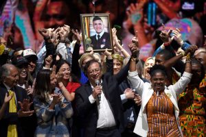 Mourão deseja sorte ao presidente eleito na Colômbia