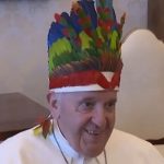 papa-francisco-recebe-cocar-de-bispos-da-amazonia