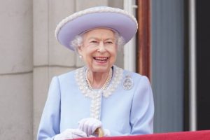 rainha-elizabeth-2a-sauda-britanicos-em-1o-dia-do-jubileu-de-platina