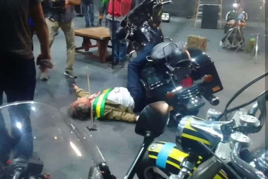 Ator encenando Bolsonaro em um set de filmagens