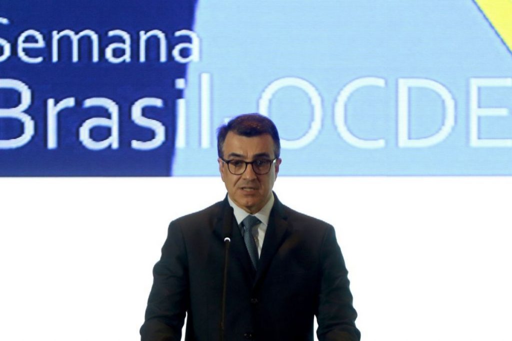Chanceler brasileiro negocia compra de diesel com Rússia