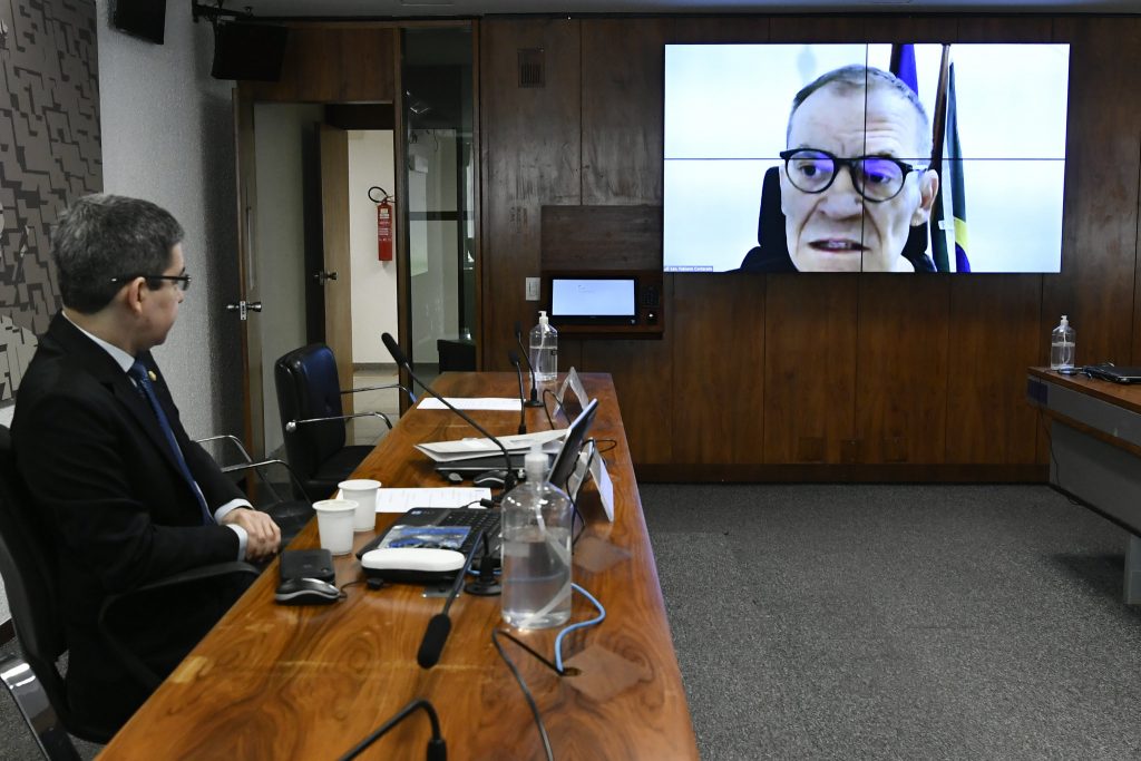 Senador Fabiano Contarato aparecendo por videochamada em reunião