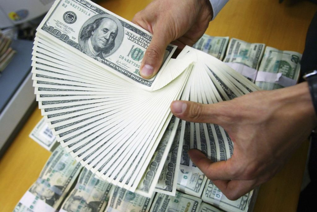 Dólar fecha perto de R$ 5,50 e sobe quase 2% na semana