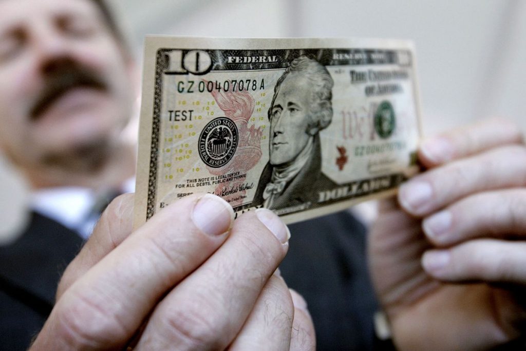 Dólar fecha praticamente estável a R$ 5,42 após cair 1% durante o dia