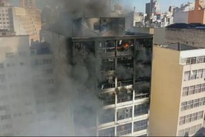 Edifício que pegou fogo no centro de São Paulo será demolido