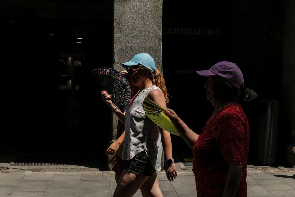 espanha-registra-500-mortes-por-calor-extremoMulheres usam ventiladores enquanto tentam se refrescar na Plaza Mayor, enquanto as temperaturas continuam subindo em 14 de julho de 2022 em Madri, Espanha.