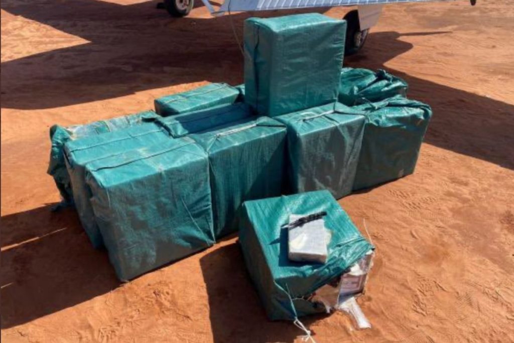 FBA detém avião e apreende 500 kg de pasta base de cocaína