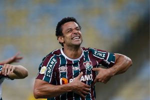 Fluminense goleia Corinthians e dá salto na classificação