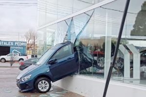 Funcionário faz manobra infeliz e passa carro pela janela da concessionária na Argentina