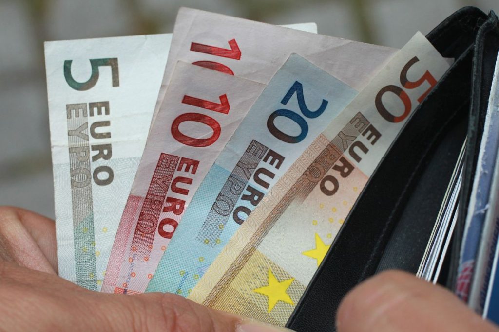 Euro tem cotação abaixo do dólar pela 1ª vez em 20 anos
