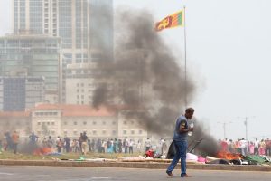 Manifestantes invadem residência oficial do presidente no Sri Lanka