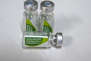 moradores-de-pari-em-sao-paulo-sao-vacinados-contra-meningite