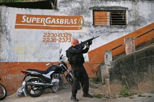Operação policial no Complexo do Alemão deixa pelo menos 2 mortos no RJ