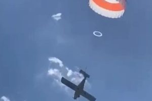 piloto-aciona-paraquedas-de-aviao-e-pousa-no-meio-da-rua-na-belgica