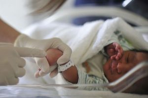 projeto-hora-do-colinho-acolhe-bebes-durante-hospitalizacao-no-acre